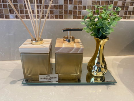 KIT DE LAVABO PARA BANHEIRO CUBO OURO BRILHO MADEIRA COM ESSÊNCIA