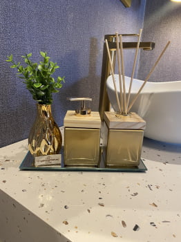 KIT DE LAVABO PARA BANHEIRO CUBO OURO BRILHO MADEIRA COM ESSÊNCIA