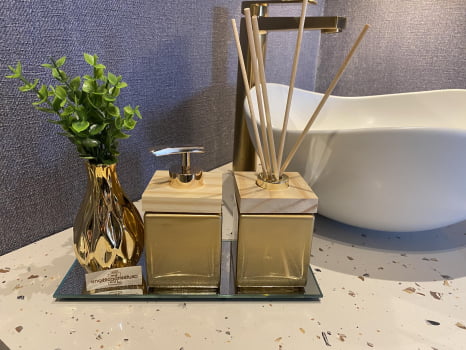 KIT DE LAVABO PARA BANHEIRO CUBO OURO BRILHO MADEIRA COM ESSÊNCIA