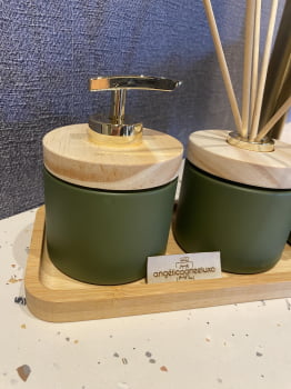 KIT DE LAVABO PARA BANHEIRO VERDE FOSCO COM BANDEJA MADEIRA E ESSÊNCIA